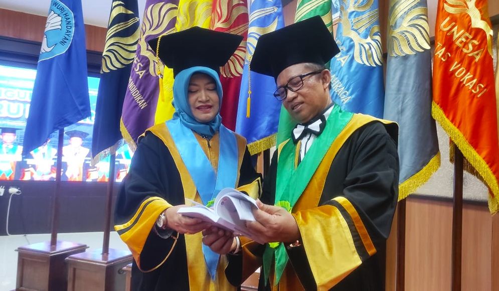 Suami istri gubes Unesa.jpg