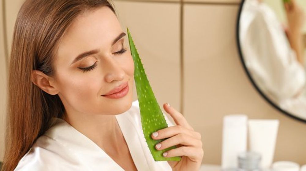 manfaat-lidah-buaya-untuk-wajah-yang-mujarab-atasi-kulit-kering-dan-flek-hitam-211208p-rev211209.jpg