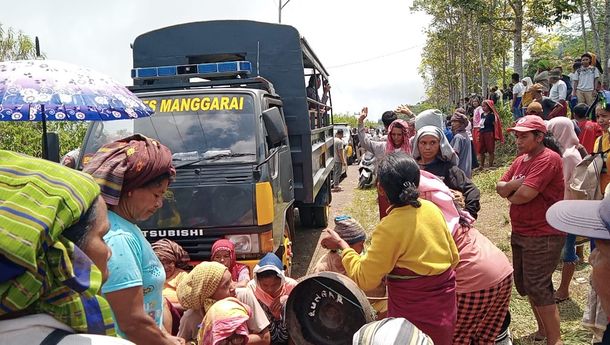 Warga Masyarakat Adat Pocoleok Kembali Hadang Tim PLN dan Pemda Manggarai yang Dikawal Sejumlah Polisi