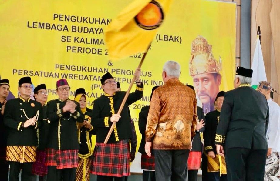 Pengibaran bendera LBAK Kaltim. 