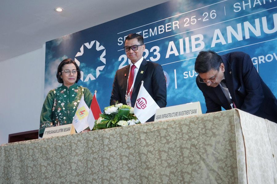 Menkeu Sri Mulyani menyaksikan penandatanganan MoU dan Letter of Intent (LOI) antara AIIB dengan PT PLN serta PT Sarana Multi Infrastruktur. (Foto : Kemenkeu)
