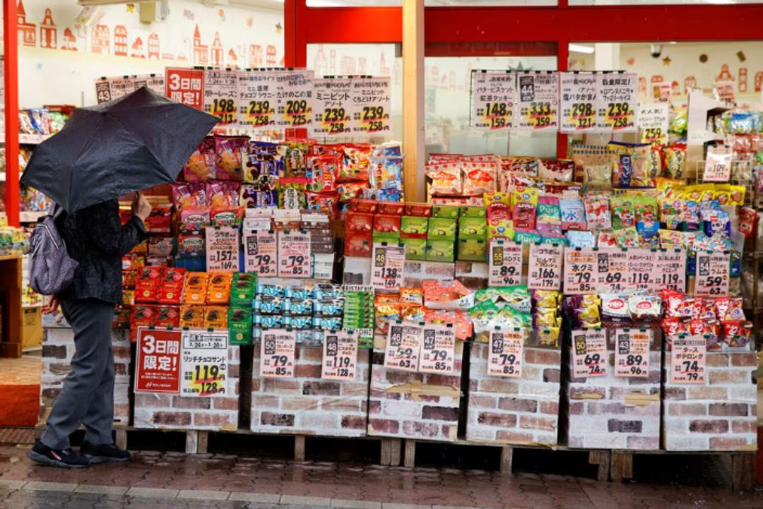 Seorang Wanita Melihat Barang-Barang di Sebuah Toko di Tokyo