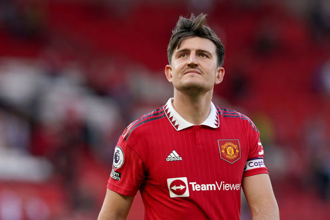 Harry Maguire pemain olahraga sepak bola tersenyum bahagia.