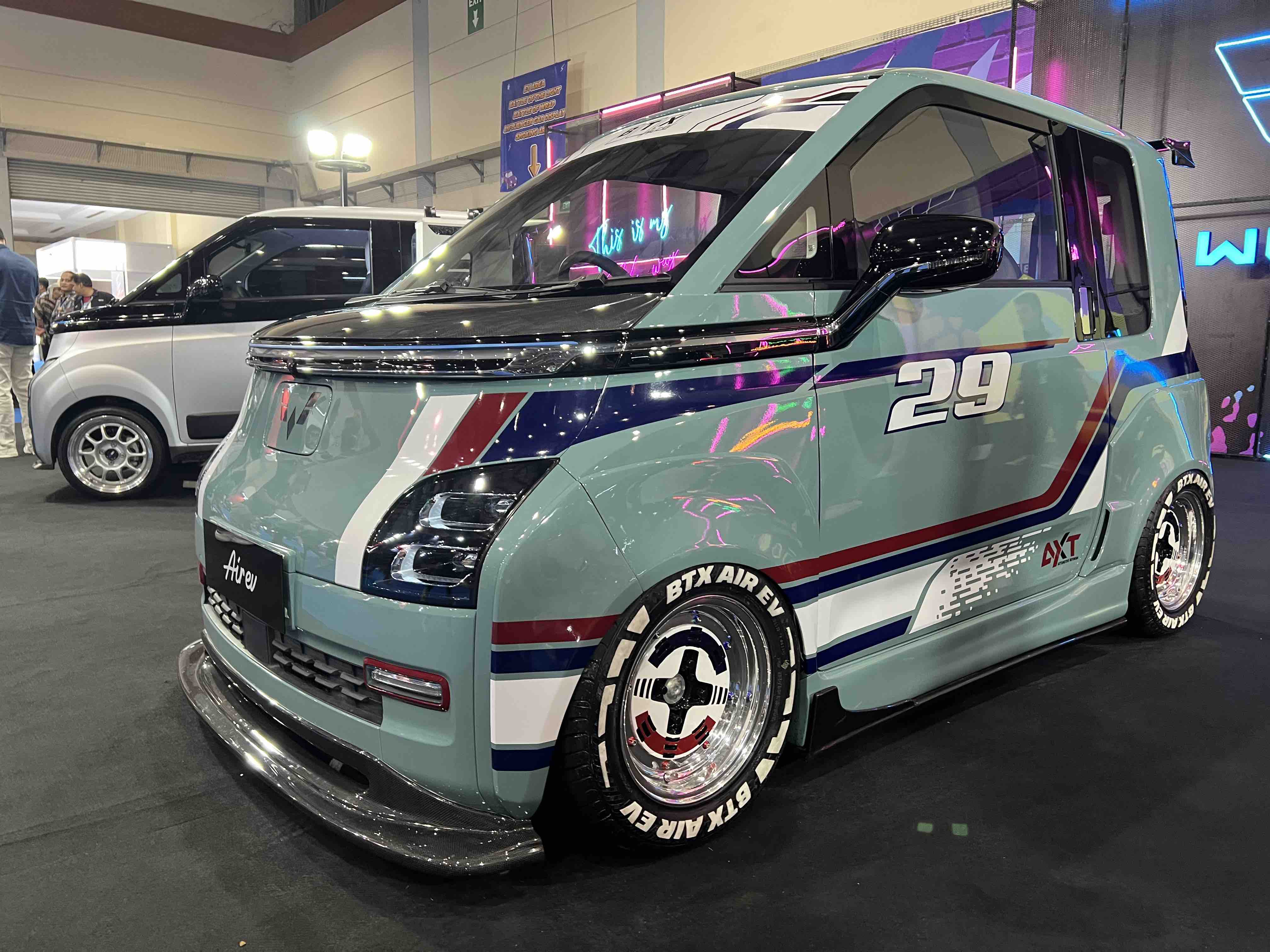 Pada ajang OLX Autos Indonesia Modification & Lifestyle Expo (IMX) 2023, Wuling perdana menampilkan satu unit Air ev kolaborasi spesial dengan BTX.jpeg