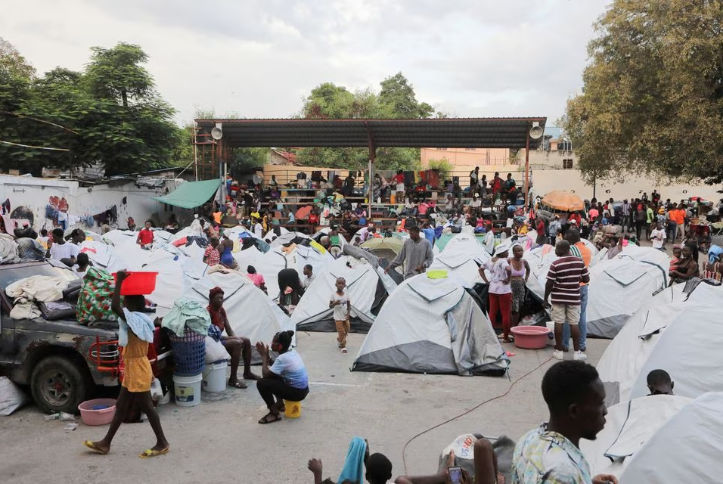 Orang-orang yang Melarikan Diri dari Kekerasan Geng Berlindung di Arena Olahraga, di Port-au-Prince