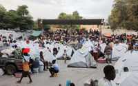 Orang-orang yang Melarikan Diri dari Kekerasan Geng Berlindung di Arena Olahraga, di Port-au-Prince