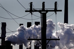 Uap Mengalir dari Cerobong Pabrik Baja di Kota Industri Port Kembla