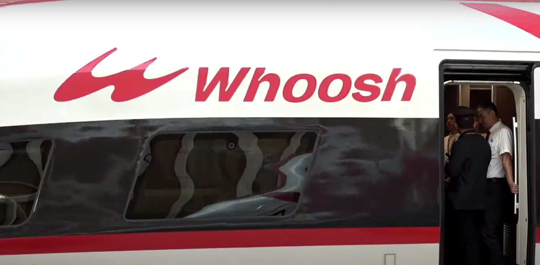 Logo Whoosh pada body kereta cepat