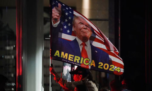 Pendukung Mantan Presiden AS Donald Trump Mengibarkan Bendera "Amerika 2024" 