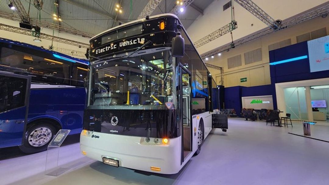 Penampakan bus listrik dari PT Energi Makmur Buana (INVI), anak usaha Indika Energy di GIIAS 2023.