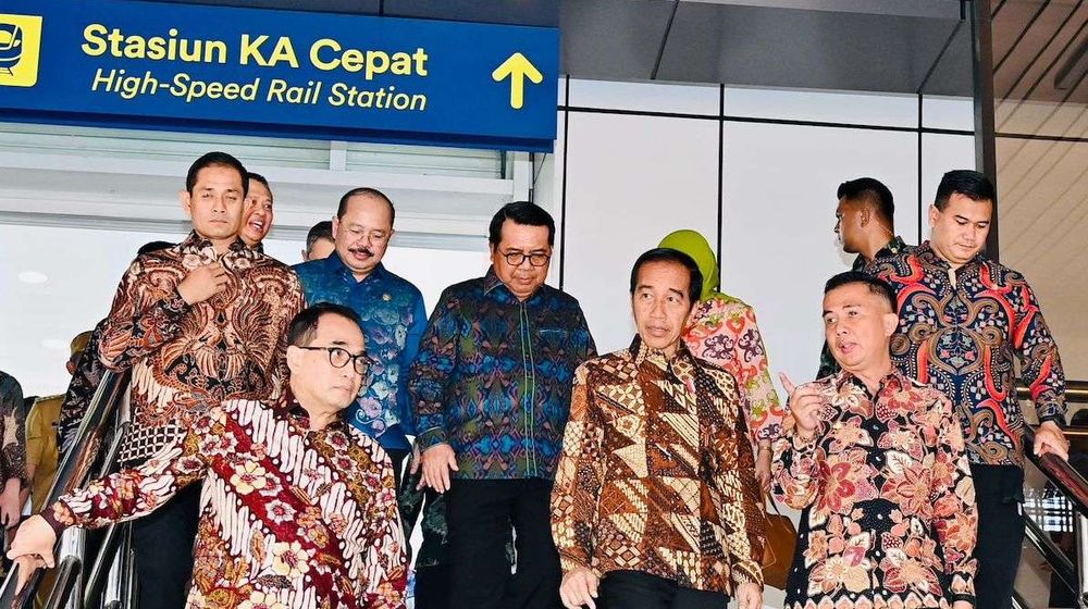 Pj. Gubernur Jabar Pastikan UMKM Isi Berbagai Stand di Stasiun Pemberhentian Kereta Cepat Whoosh