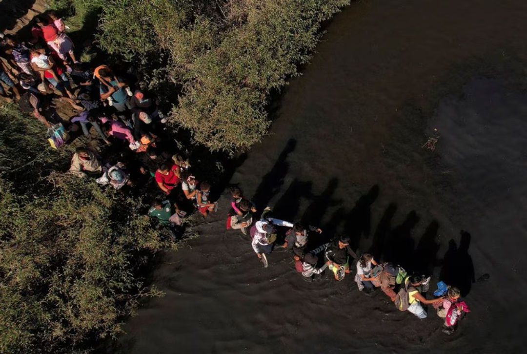 Para Migran Menyeberangi Sungai Rio Bravo