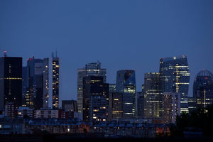 Properti Perkantoran PencakarLlangit di Distrik Bisnis dan Keuangan La Defense