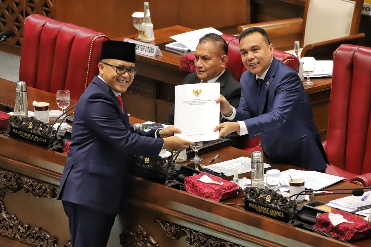 Menteri PANRB Abdullah Azwar Anas saat menghadiri Rapat Paripurna DPR, di Gedung MPR/DPR Senayan, Jakarta, Selasa 3 Oktober 2023.