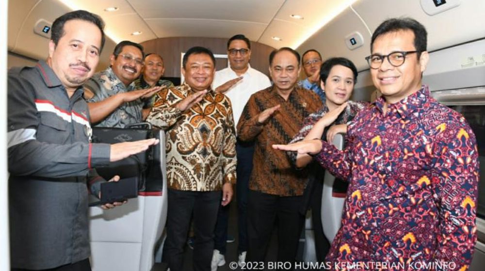 kominfo-menteri-budi-arie-wamen-nezar-patria-uji-coba-woosh-AYH-22.jpeg