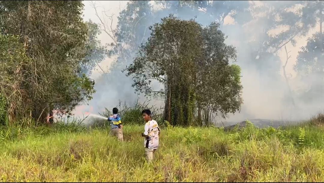 Potret relawan yang sedang berjibaku memadamkan api yang membakar lahan (Foto : Istimewa)