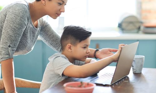 5 Cara Mengajari Anak Agar Tetap Aman Saat Mengakses Internet