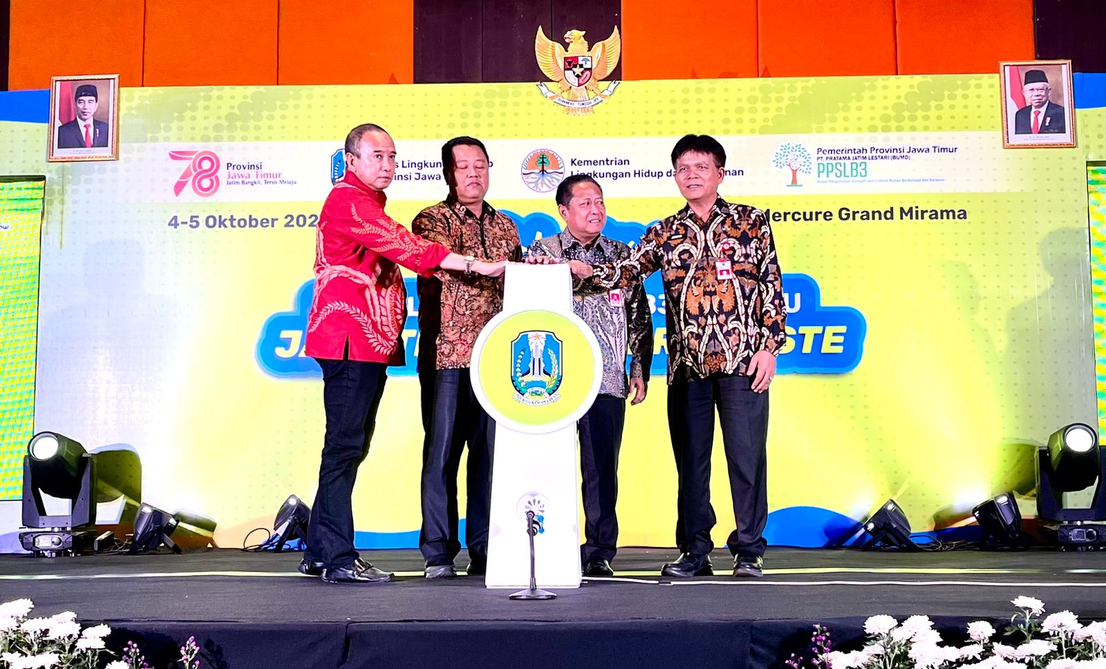 (Kiri ke kanan) Direktur Utama PT Pratama Jatim Lestari (PJL) Haries Purwoko bersama Wakil Ketua Komisi D DPRD Jatim Muhammad Ashari, Assisten II Perekonomi dan Pembangunan Pemprov Jatim, Mohammad Gunawan Saleh dan Kepala Dinas Lingkungan Hidup Provinsi Jawa Timur Jempin Marbun saat "Kick off Pengolahan Limbah B3 Menuju Jatim Net Zero Waste", Rabu (4/10/2023) malam.