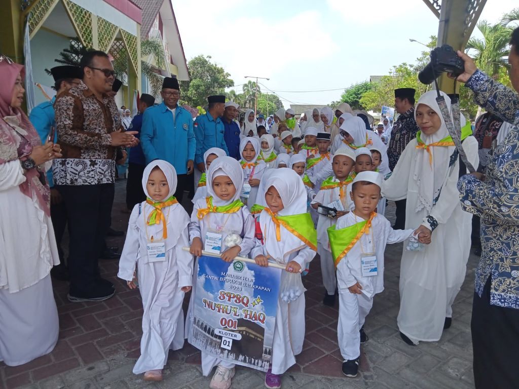 Sekretaris Jenderal Penyelenggaraan Haji dan Umroh Kementerian Agama Republik Indonesia, H Ahmad Abdullah melepas ribuan santri TK/TPA untuk mengikuti manasik haji cilik, di Embarkasi Haji Balikpapan.