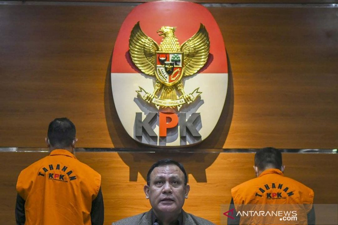 Mensos Juliari Batubara (kiri) mengenakan rompi KPK usai ditahan karena kasus penyelewengan dana bansos. (Antara Foto/Galih Pradipta).