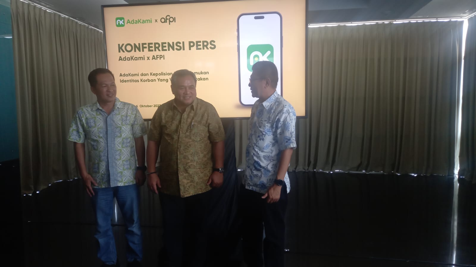 Direktur Eksekutif AFPI Kuseryansyah, Direktur Utama AdaKami Bernardino Moningko Vega Jr, dan Ketua Umum AFPI Entjik S. Djafar dalam konferensi pers AdaKami di Jakarta, Jumat, 6 Oktober 2023. 