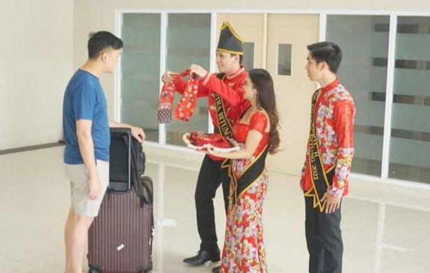 Penyambutan peserta Lembeh Strait Internasional Bitung Choir Festival di Bandara Sam Ratulangi Manado. (Foto:Istimewa)