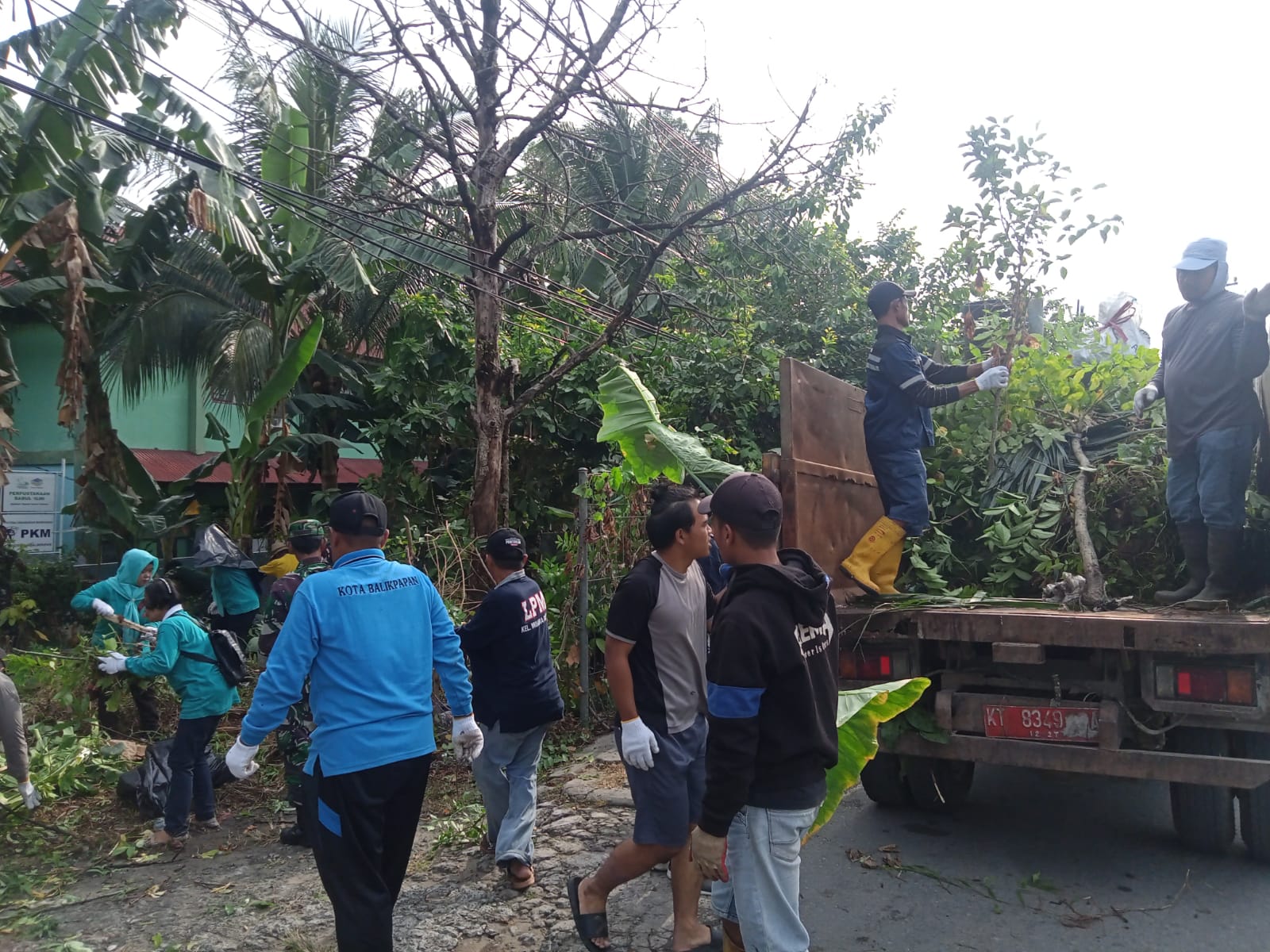 Babinsa Muara Rapak Gelar Karya Bhakti di Madrasah Tsanawiyah Negeri 1 Balikpapan pada Minggu 8 Oktober 2023