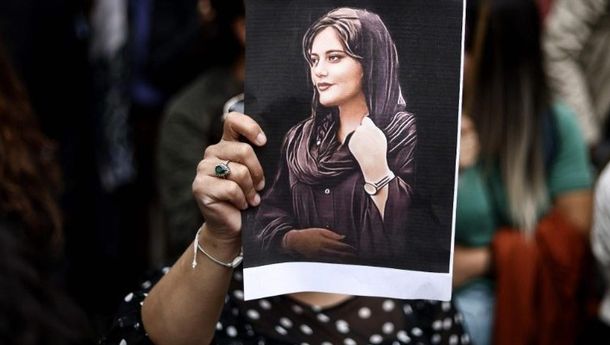 Polisi Moralitas Iran Dituduh Memukuli Seorang Gadis Iran Hingga Koma