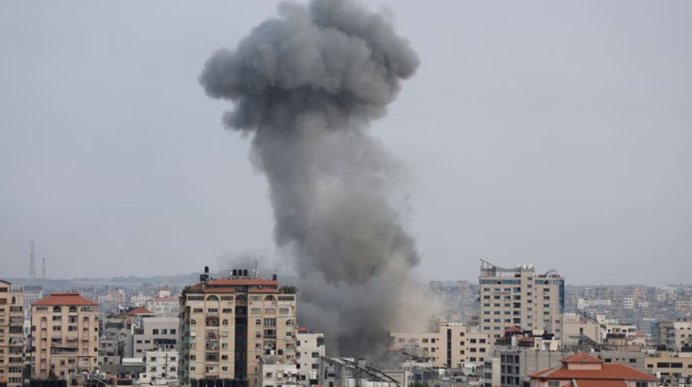 Asap Membumbung Tinggi Menyusul Serangan Israel di Gaza