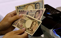 Seorang Pekerja Memegang Sampel Uang Kertas Yen Jepang