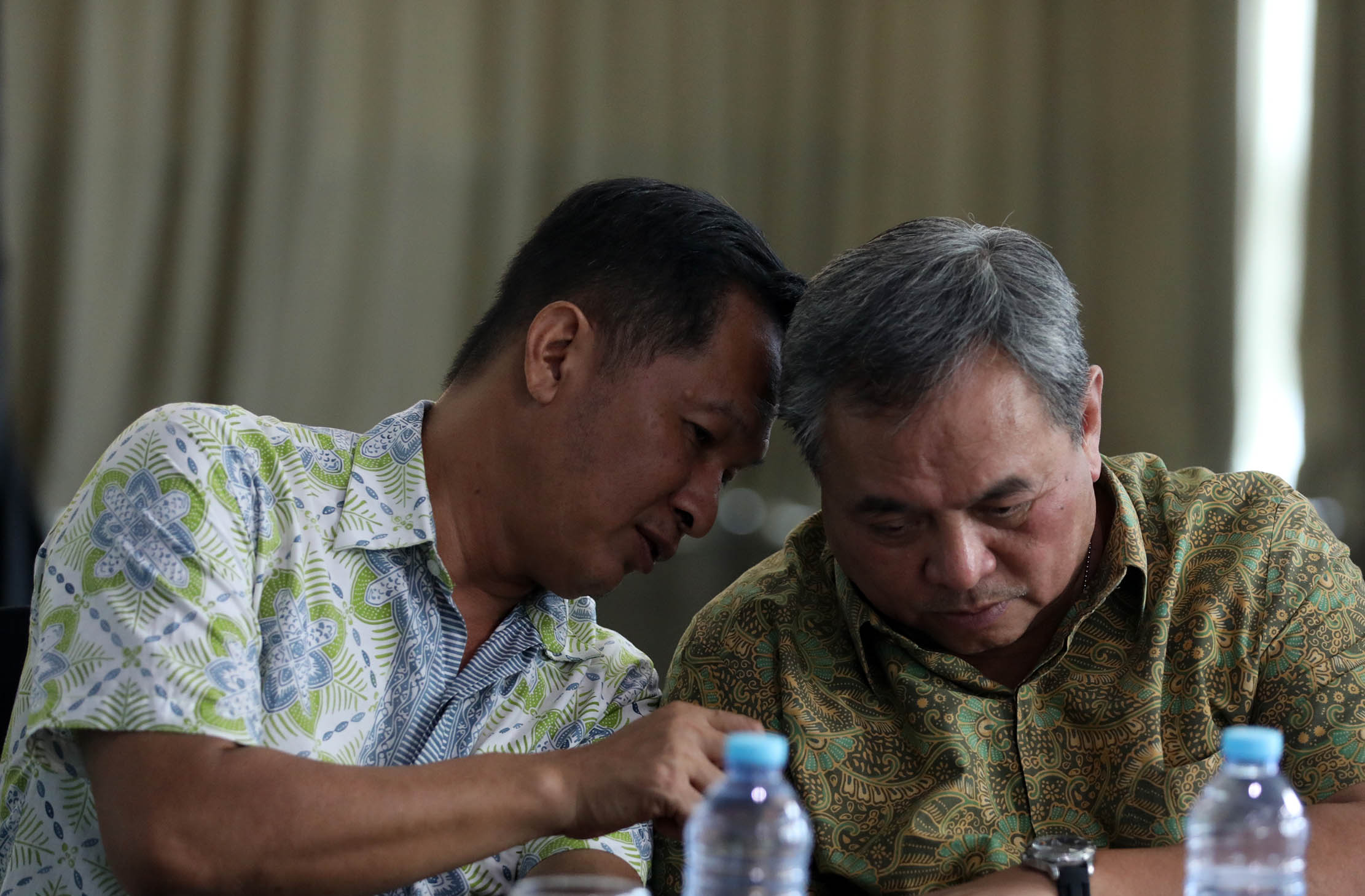Direktur Utama AdaKami Bernardino Moningka Vega Jr berbincang dengan Direktur Eksekutif AFPI Kuseryansyah (kiri) saat Konferensi Pers di Jakarta, Jumat 6 Oktober 2023. Foto : Panji Asmoro/TrenAsia