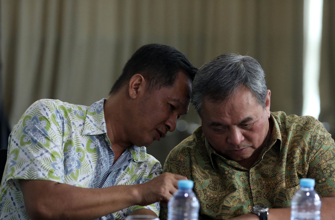 Direktur Utama AdaKami Bernardino Moningka Vega Jr berbincang dengan Direktur Eksekutif AFPI Kuseryansyah (kiri) saat Konferensi Pers di Jakarta, Jumat 6 Oktober 2023. Foto : Panji Asmoro/TrenAsia