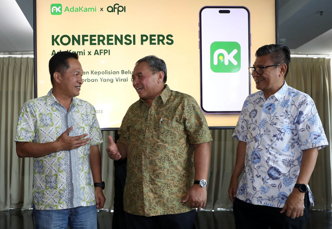 Direktur Utama AdaKami Bernardino Moningka Vega Jr (tengah) didampingi Ketua Umum AFPI terpilih periode 2023 - 2026 Entjik S. Djafar (kanan), dan Direktur Eksekutif AFPI Kuseryansyah (kiri) saat Konferensi Pers di Jakarta, Jumat 6 Oktober 2023. Foto : Panji Asmoro/TrenAsia