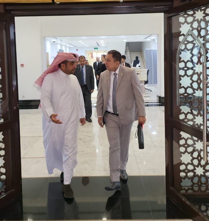 Anggota DPD RI utusan Kalimantan Selatan Dr Pangeran Syarif Abdurrahman Bahasyim atau yang akrab disapa Habib Banua disambut anggota parlemen Kerajaan Bahrain saat berkunjung ke negara Bahrain (Foto : Dokumentasi pribadi)