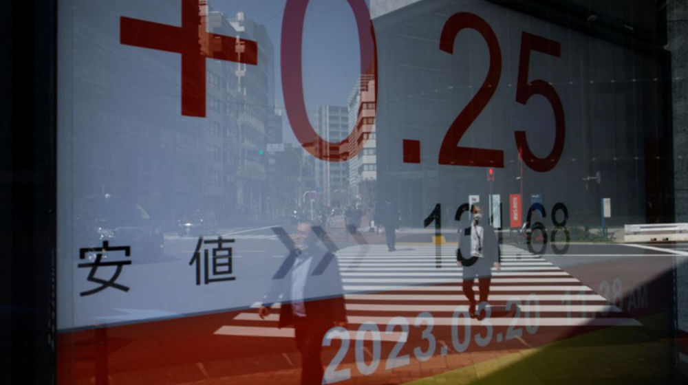 Papan Elektronik yang Menunjukkan Rata-Rata Nikkei Jepang