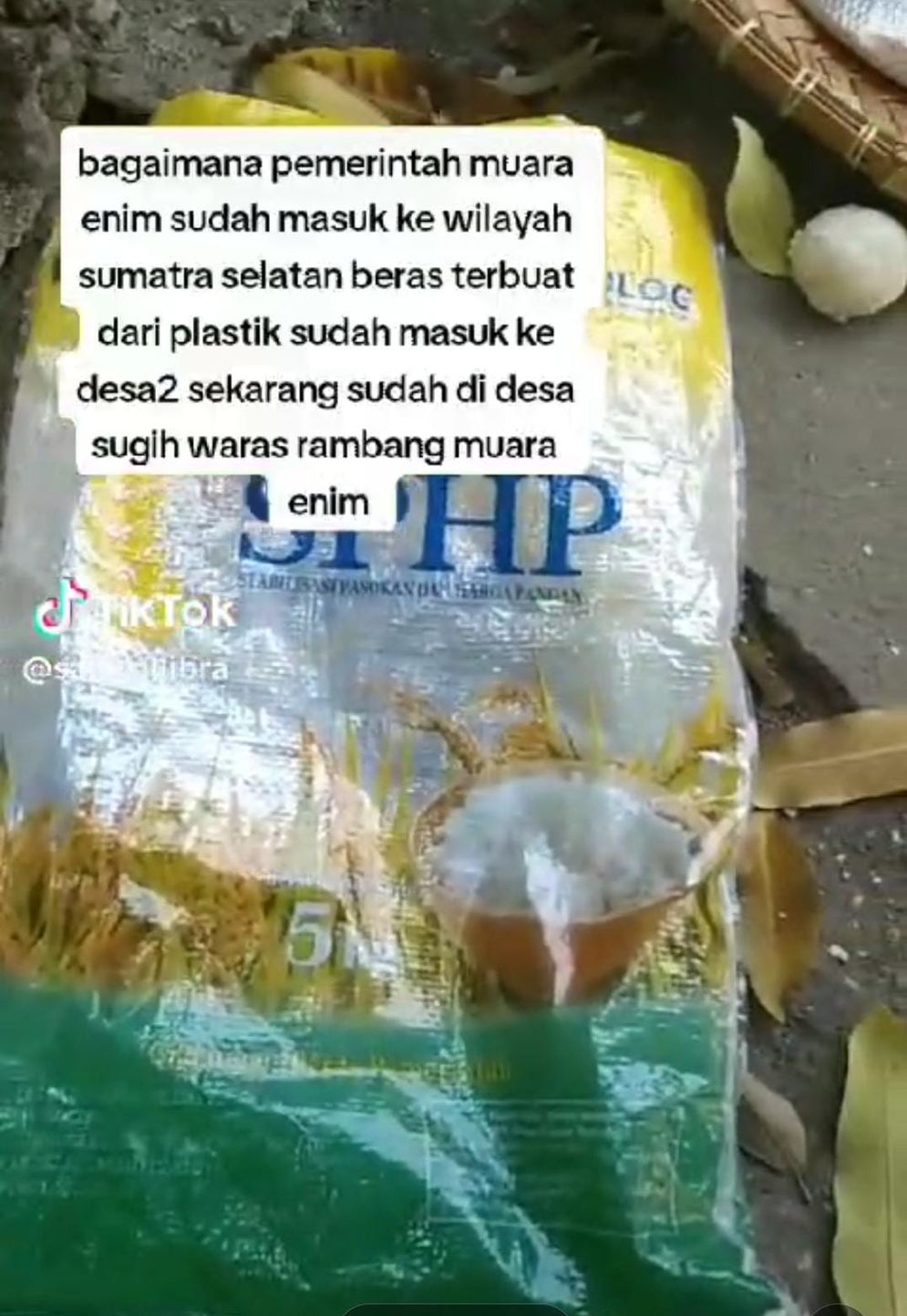 Cek Fakta: Beredar Video Hoaks Beras Bulog dari Plastik di Muara Enim