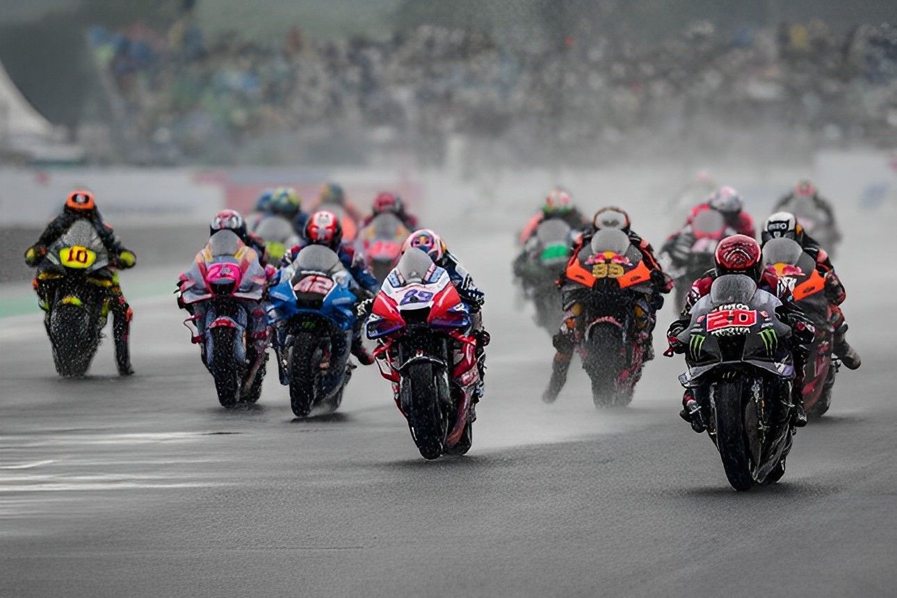 Rider MotoGP berpacu di tengah guyuran hujan di sirkuit Pertamina Mandalika, Lombok Tengah, NTB.