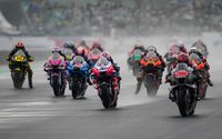 Rider MotoGP berpacu di tengah guyuran hujan di sirkuit Pertamina Mandalika, Lombok Tengah, NTB.