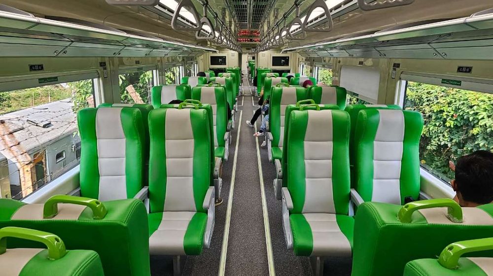 Mantap! KA Feeder KCJB Whoosh Resmi Beroperasi