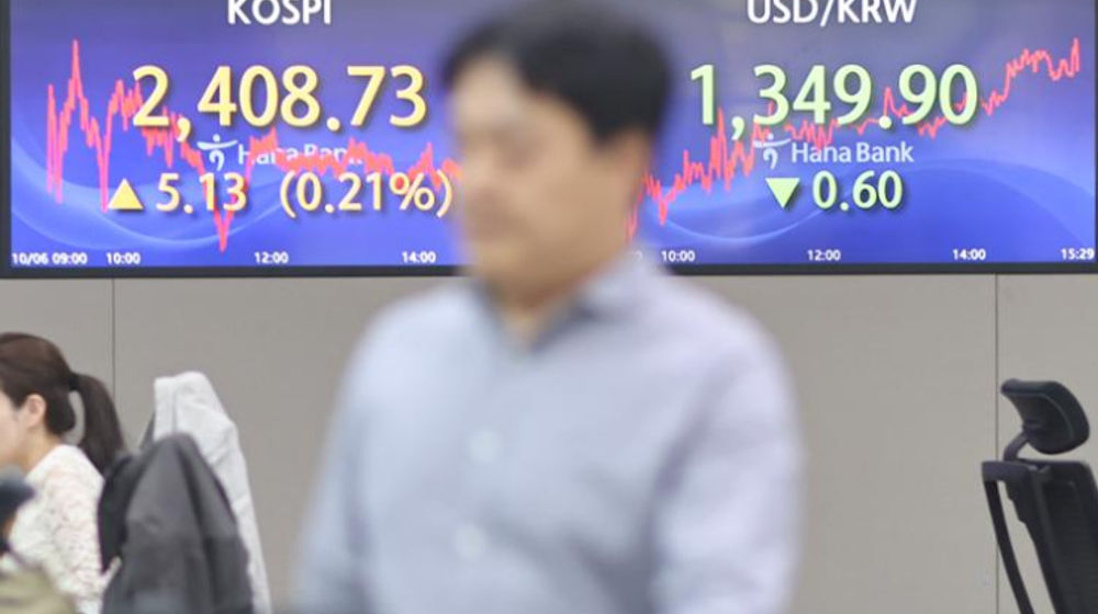 Papan Nama Elektronik Menunjukkan Patokan KOSPI dan Kurs Won-Dolar