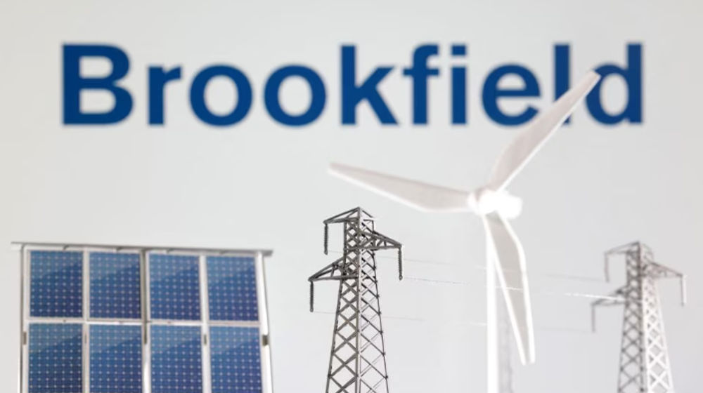 Miniatur Kincir Angin, Panel Surya, dan Tiang Listrik Terlihat di Depan Logo Brookfield Renewable dalam Ilustrasi