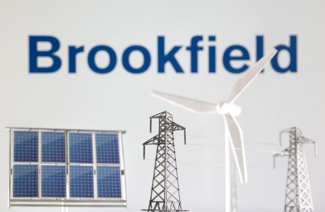 Miniatur Kincir Angin, Panel Surya, dan Tiang Listrik Terlihat di Depan Logo Brookfield Renewable dalam Ilustrasi 