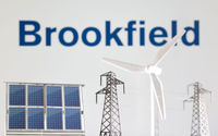 Miniatur Kincir Angin, Panel Surya, dan Tiang Listrik Terlihat di Depan Logo Brookfield Renewable dalam Ilustrasi 