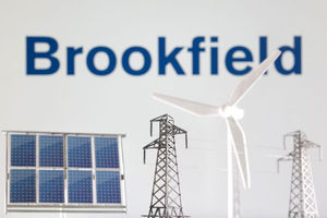 Miniatur Kincir Angin, Panel Surya, dan Tiang Listrik Terlihat di Depan Logo Brookfield Renewable dalam Ilustrasi