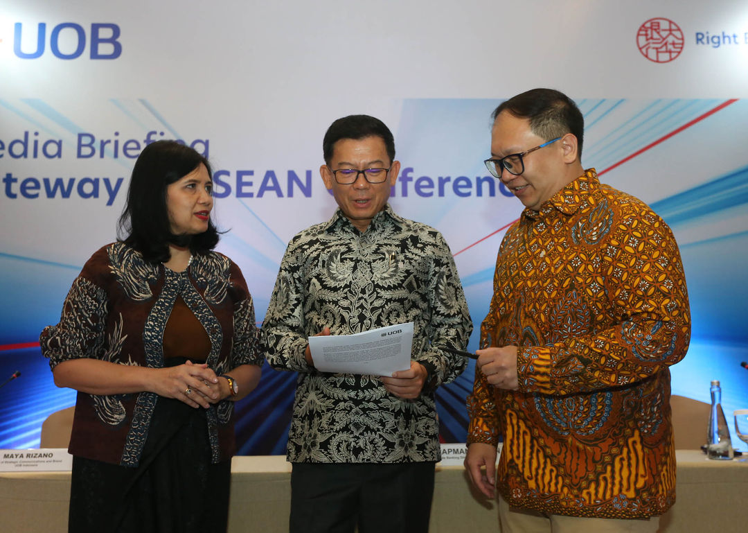 Head of Strategic Communications and Brand UOB Indonesia Maya Rizano, Wholesale Banking Director UOB Indonesia Harapman Kasan dan Senior Ekonom UOB Enrico Tanuwidjaja sedang berbincang dalam acara Konferensi Pers "Road to UOB Gateway to ASEAN Conference 2023" di The Ritz Carlton Mega Kuningan, Jakarta, Senin 9 Oktober 2023. Foto : Panji Asmoro/TrenAsia