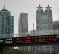 Papan Elektronik Menunjukkan Indeks Saham Shanghai dan Shenzhen di Distrik Keuangan Lujiazui di Shanghai