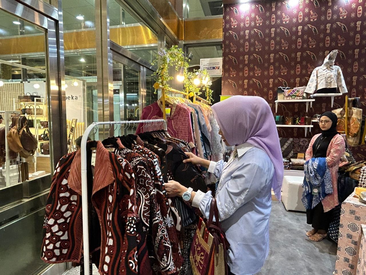 Booth Imah Batik Bandung, UMKM binaan KAI di INACRAFT 2023