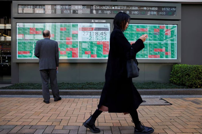Papan Elektronik yang Menunjukkan Rata-Rata Nikkei Jepang dan Kuotasi Saham di Luar Pialang, di Tokyo (Reuters/Androniki Christodoulou)