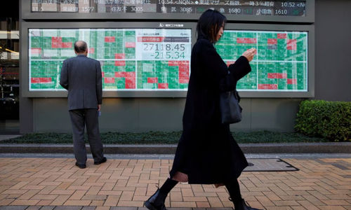 Papan Elektronik yang Menunjukkan Rata-Rata Nikkei Jepang dan Kuotasi Saham di Luar Pialang, di Tokyo