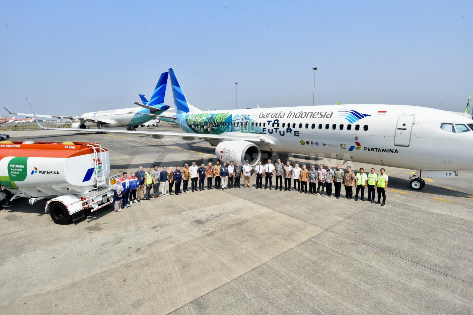 Para tamu undangan berfoto di depan pesawat Boeng 737-800 yang akan melakukan uji coba terbang menggunakan SAF jenis Bioavtur J2.4 menuju Pelabuhan Ratu, Tangerang, Banten